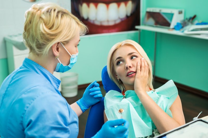 woman with a lost filling talking to her dentist 